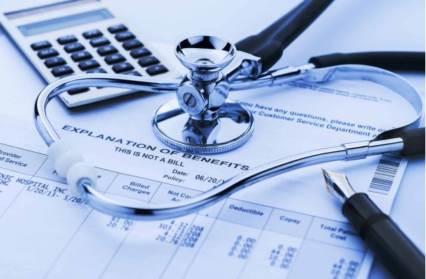 Ältere Frau mit traurigem Blick sitzt im Rollstuhl im Freien – Symbolbild für Einsamkeit, Überforderung oder mögliche Missstände in der stationären Pflege, Pflegefachkraft im Gespräch mit älterer Frau bei einem Beratungstermin zu Hause, dokumentiert Informationen in einem Notizbuch, Ältere Frau im Gespräch mit Pflegefachkraft über Pflegegrad-Begutachtung und MDK-Termin, Sparschwein auf einem Tisch mit Pfleger im Hintergrund – Symbolbild für Pflegegeld und professionelle Pflegedienste, Erwachsene Tochter hält die Hände ihrer älteren Mutter, um sie in einem sensiblen Gespräch über Pflege und Unterstützung zu trösten und zu begleiten, Ältere Frau geht mit einem Rollator auf einem sonnigen Weg im Park – Symbol für Mobilität, Selbstständigkeit und Pflegeleistungen im Alter., Stapel aus Euro‑Münzen mit zwei kleinen Miniaturfiguren – Symbolbild für steigende Pflegekosten, Mietdruck und finanzielle Belastung in Ballungsräumen., Sprachassistent Echo Dot mit leuchtendem LED-Ring auf Holztisch – Beispiel für smarte Technik im Senioren-Haushalt, Pflegefachkraft mit Unterlagen begrüßt Senioren an der Haustür zur Verhinderungspflege, Stethoskop liegt auf einem medizinischen Formular mit Zahlen und Berechnungen – Symbolbild für Pflegereform und Bürokratieabbau